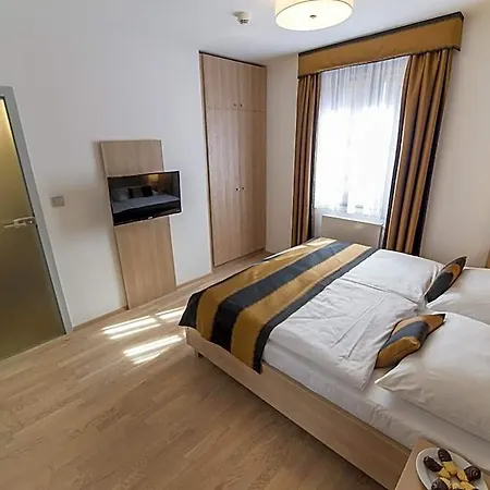 Garni Castle Bridge Hotel 4*