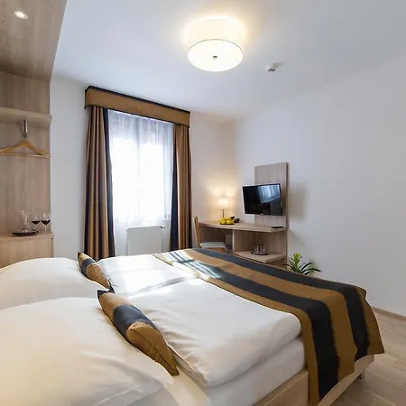 Hotel Garni Castle Bridge 4*
