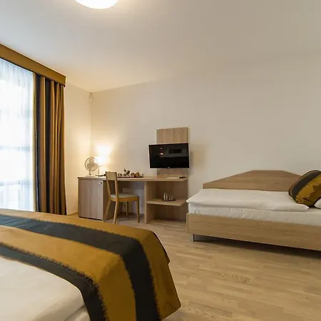 Otel Garni Castle Bridge 4*