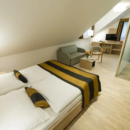 Garni Castle Bridge Hotel 4*