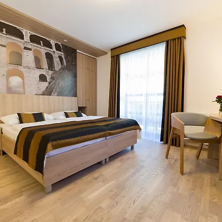 Garni Castle Bridge Otel