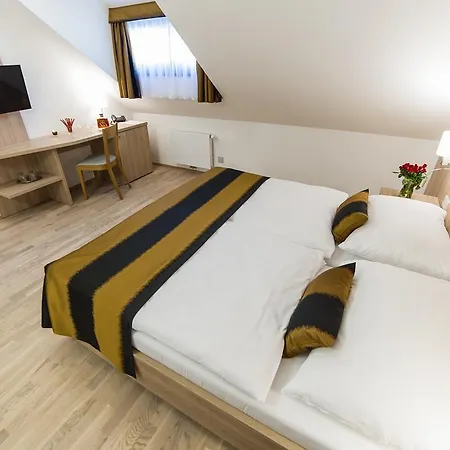 Garni Castle Bridge Hotel 4*