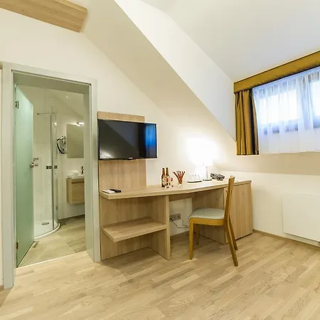 Otel Garni Castle Bridge 4*