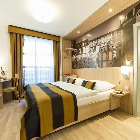 מלון Garni Castle Bridge 4*