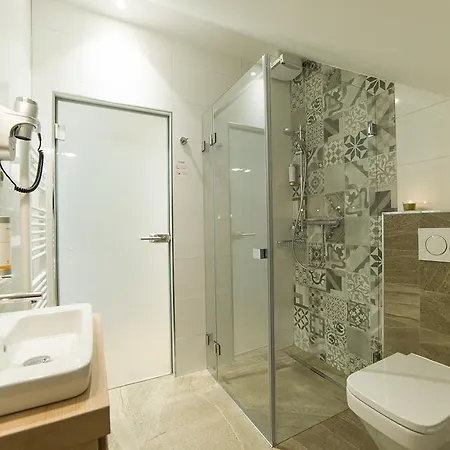 Otel Garni Castle Bridge 4*