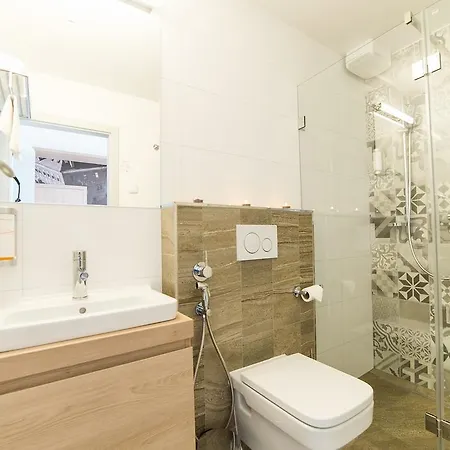 מלון Garni Castle Bridge