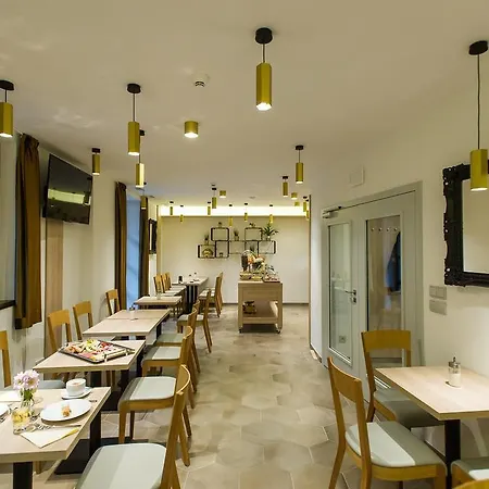 מלון Garni Castle Bridge 4*