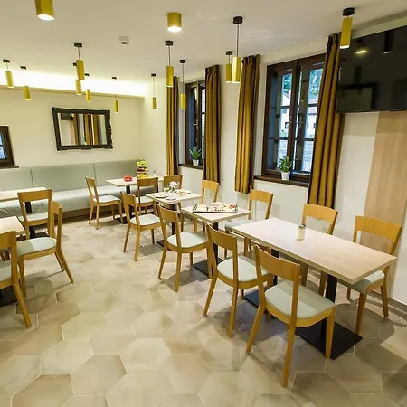 Garni Castle Bridge Hotel 4*