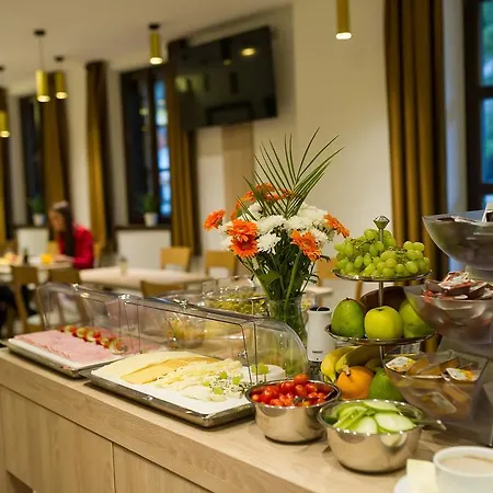 מלון Garni Castle Bridge