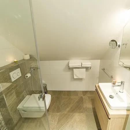 Garni Castle Bridge Hotel 4*