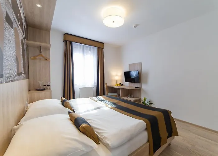 מלון Garni Castle Bridge 4*