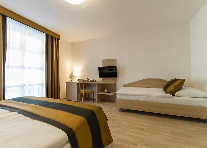 מלון Garni Castle Bridge 4*