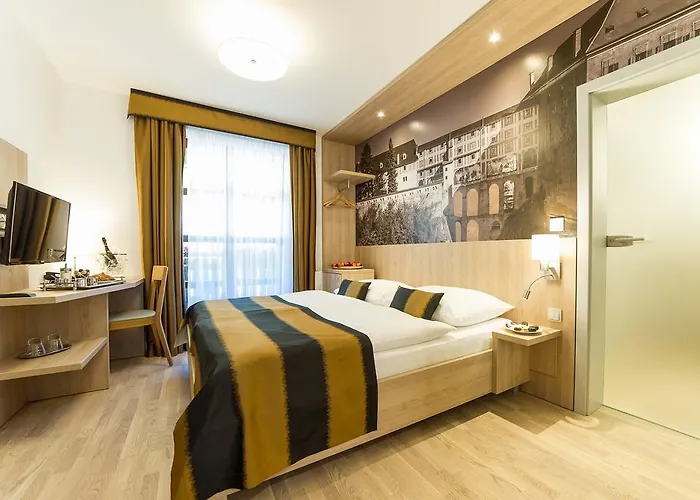 מלון Garni Castle Bridge 4*