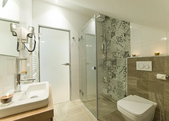 מלון Garni Castle Bridge 4*
