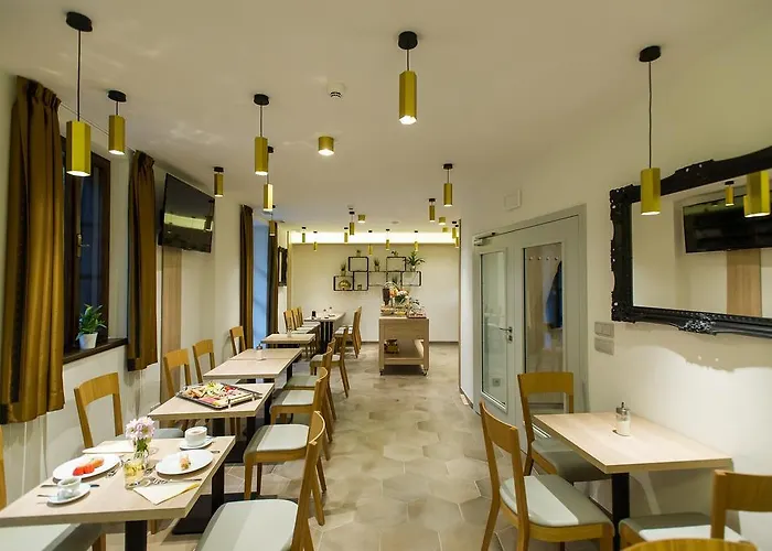 מלון Garni Castle Bridge 4*