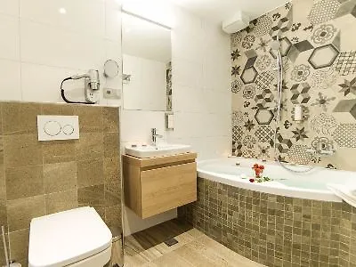 מלון Garni Castle Bridge 4*